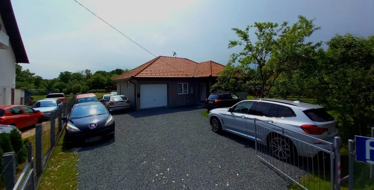 Čuvani parking prostor pored Aerodroma Tuzla
