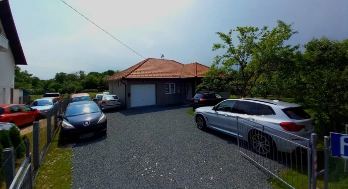 Čuvani parking prostor pored Aerodroma Tuzla