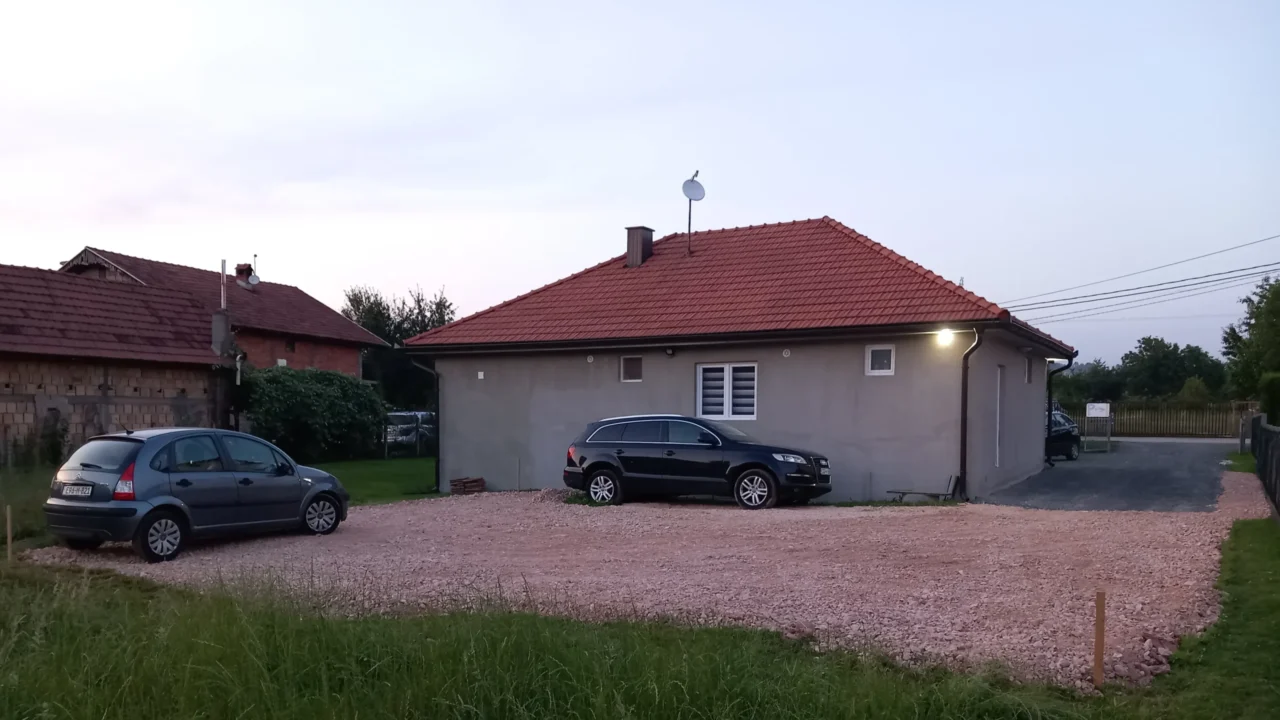 Parking Suljkanovic 5 Parking Aerodrom Tuzla – Parkiralište Suljkanović